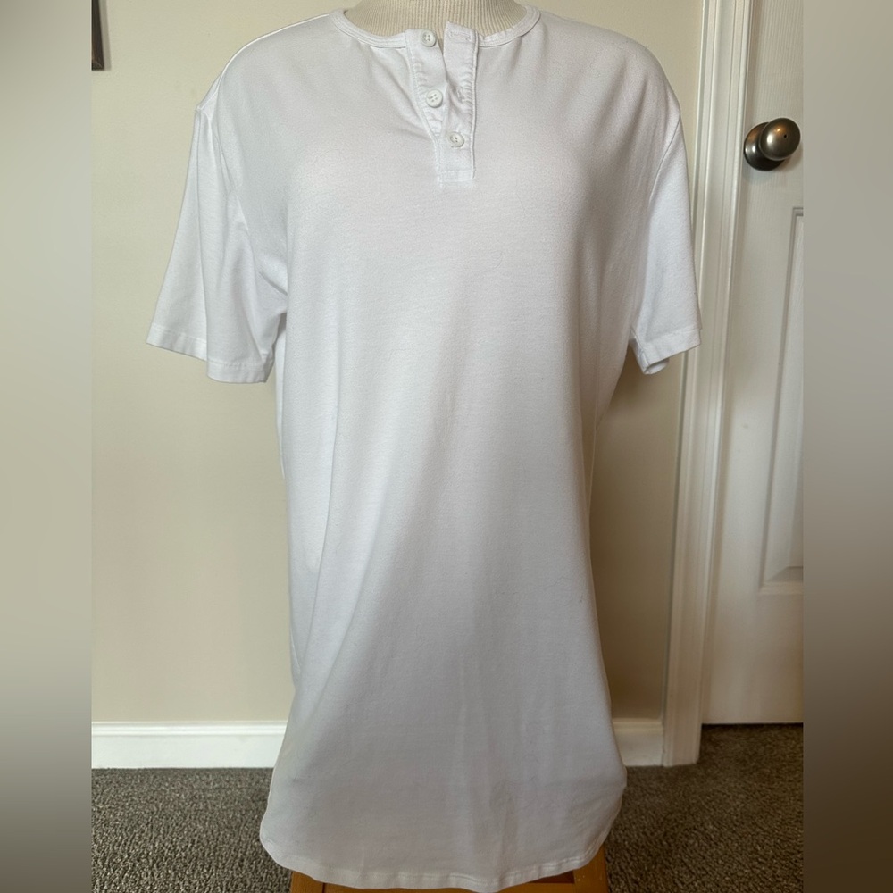 Women’s Cuts white short-sleeved t-shirt, elongated. Size L.
